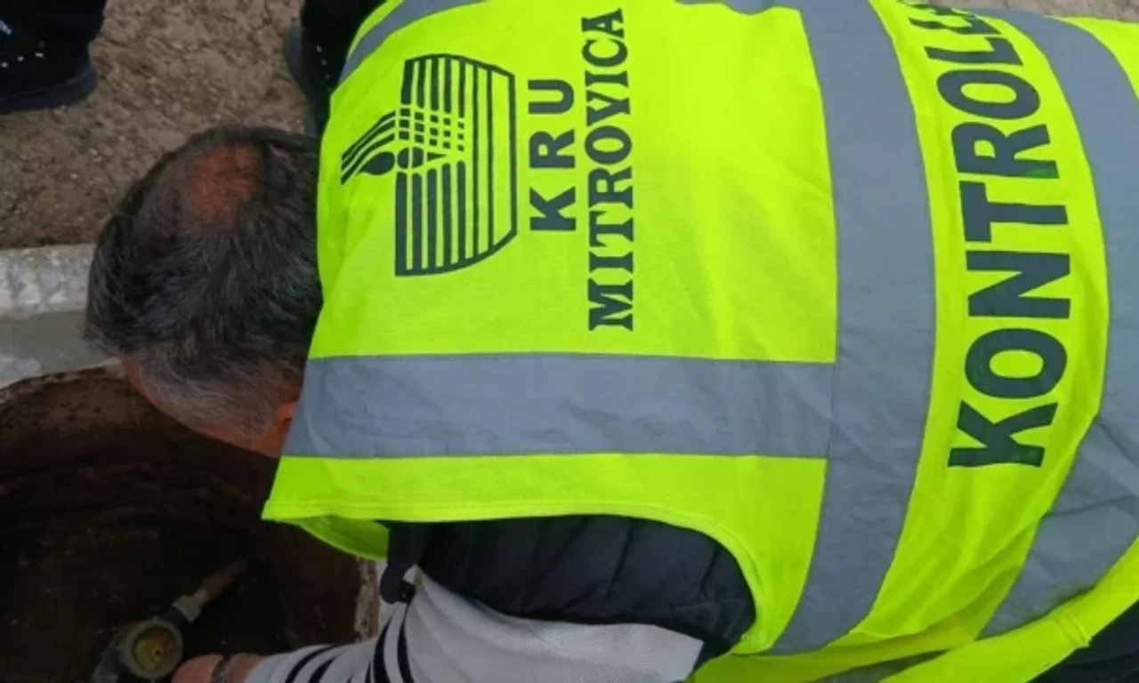Alarm në Vushtrri: I dyshuari shtiu me armë ndaj ekipit të KRU “Mitrovica” ndërsa punëtorët kryenin intervenimin