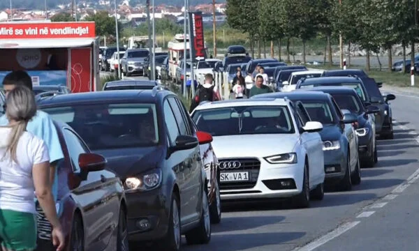 Mbi 2 orë pritje për të hyrë në Kosovë, QKMK përditëson të dhënat