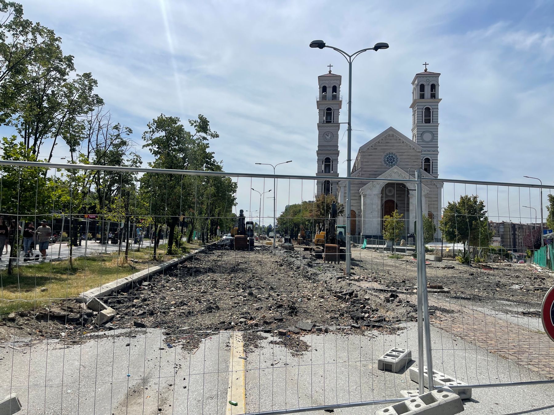 Dëmtim i gypit në sheshin Xhorxh Bush, ndërpritet furnizimi me ujë