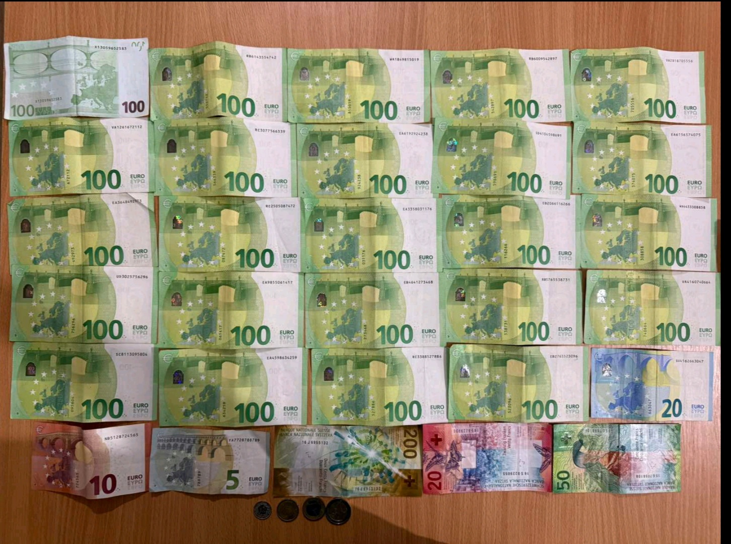 Ferizaj: 17-vjeçari dorëzon kuletën e gjetur, pronarit i kthyen 2,435 euro e 270 franga